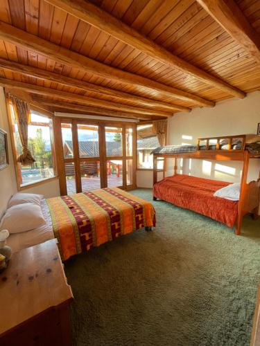 1 dormitorio con 2 literas en una casa en Quinta Suria, en Quito