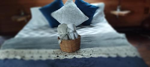 - un panier de serviettes assises au-dessus d'un lit dans l'établissement Iwaglamping, à La Peña
