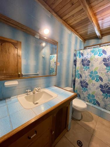 uma casa de banho com um lavatório e um WC em Quinta Suria em Quito