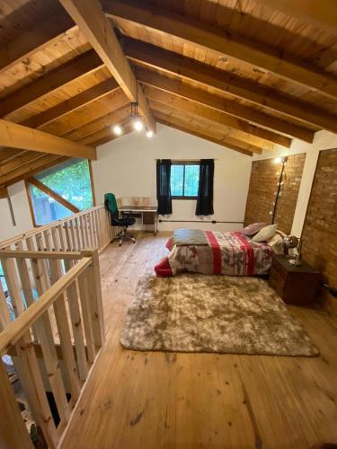 a bedroom with a bed and a desk in a room at Casa Vivienda Familiar Ituzaingo Centro Parque in Ituzaingó