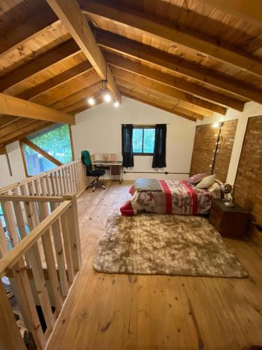 a bedroom with a bed and a desk in a room at Casa Vivienda Familiar Ituzaingo Centro Parque in Ituzaingó