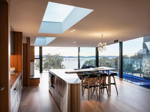 Φωτογραφία από το άλμπουμ του 'Hobart' - Waterfront penthouse with private heated pool στο Χόμπαρτ