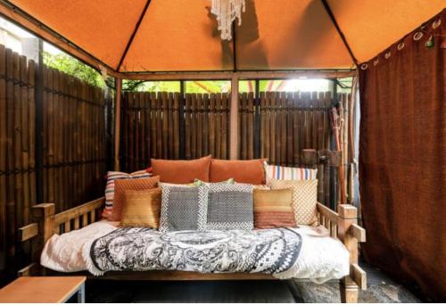 uma cama dentro de um gazebo em Bayside Boutique Retreat- Black Rock, Melbourne. em Black Rock North