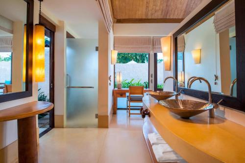 Sheraton Hua Hin Pranburi Villas في بران بوري: حمام مغسلتين على كاونتر