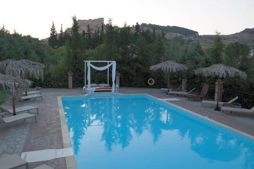 Bazén v ubytování Elpiniki nebo v jeho okolí