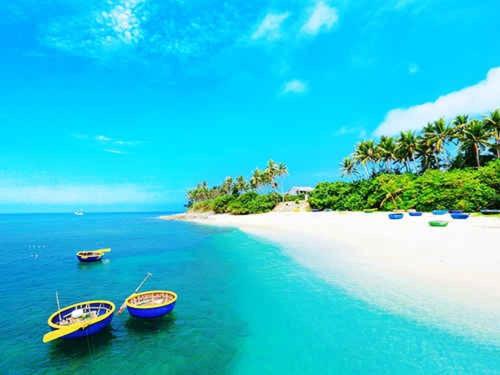 Tres barcos en el agua al lado de una playa en Phuc Hau Hotel - Ly Son en Ly Son