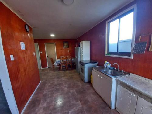 una cucina con un lavello e un piano di lavoro di Cabañas con tinajas coronel a Coronel