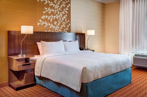 Fairfield by Marriott Inn & Suites Victorville في فيكتورفيل: غرفة فندقية بسرير كبير ونافذة