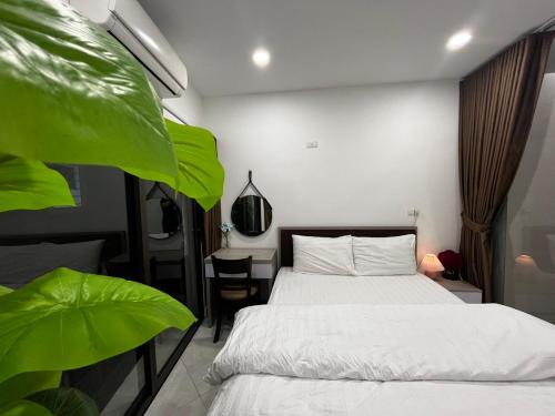 ein Schlafzimmer mit einem Bett und einem Schreibtisch mit einem Stuhl in der Unterkunft Apartment 285 Đội Cấn, Hà Nội in Hanoi