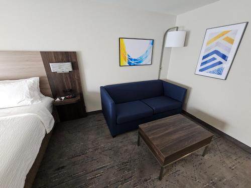 Katil atau katil-katil dalam bilik di Holiday Inn Express Hotel & Suites Cincinnati-Blue Ash by IHG