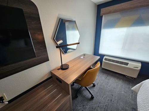 Televisyen dan/atau pusat hiburan di Holiday Inn Express Hotel & Suites Cincinnati-Blue Ash by IHG