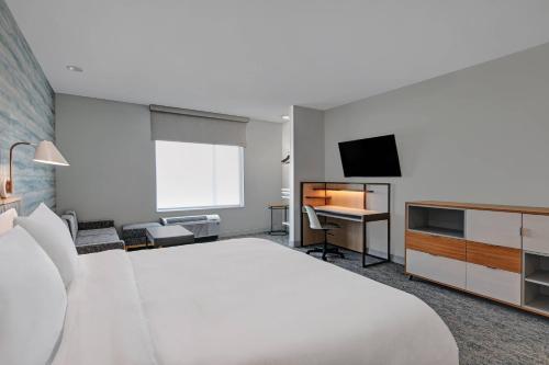 Habitación de hotel con cama grande y escritorio. en TownePlace Suites by Marriott Sumter, en Sumter