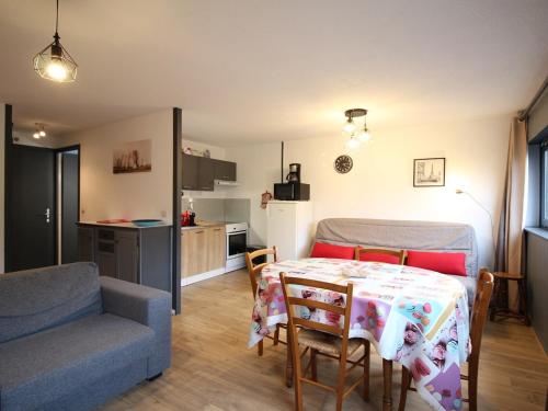 Il dispose d'une cuisine et d'un salon avec une table et un canapé. dans l'établissement Mont-Dore : Grand studio 36m² au pied des pistes, 4 pers, confort & local à skis - FR-1-415-155, à Mont-Dore