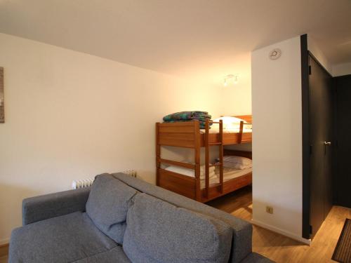 - un salon avec un canapé et un lit dans l'établissement Studio Mont-Dore, 1 pièce, 4 personnes - FR-1-415-155, à Mont-Dore