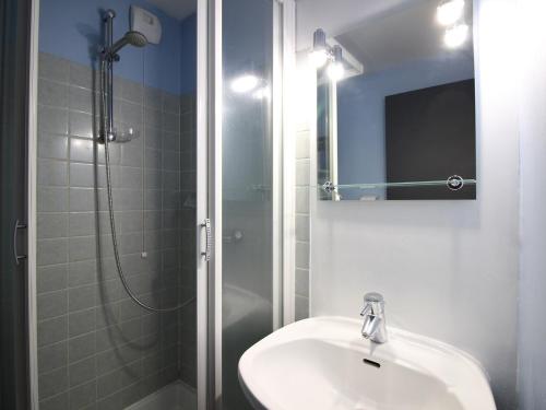 une salle de bain avec un lavabo et une douche dans l'établissement Mont-Dore : Grand studio 36m² au pied des pistes, 4 pers, confort & local à skis - FR-1-415-155, à Mont-Dore