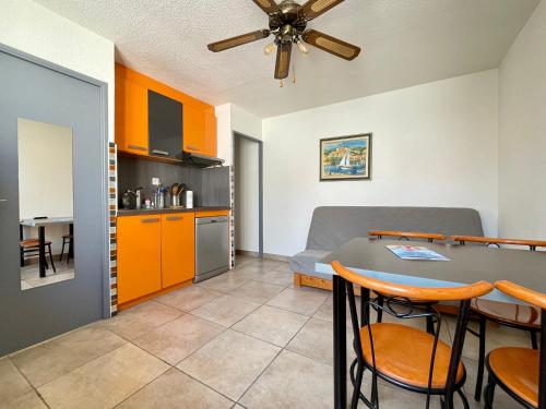 Il comprend un salon et une cuisine avec une table et des chaises. dans l'établissement Appartement climatisé à Sète avec parking privé, proche plages et commodités - FR-1-338-570, à Sète