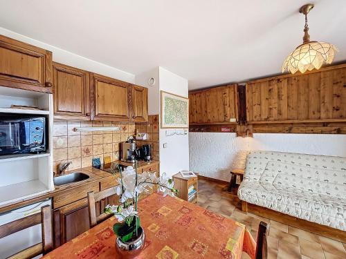 une cuisine et un salon avec une table et un canapé dans l'établissement Studio cosy aux pieds des pistes avec parking à Combloux - FR-1-560-137, à Combloux