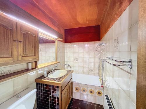 une salle de bain avec un lavabo et une baignoire dans l'établissement Studio cosy aux pieds des pistes avec parking à Combloux - FR-1-560-137, à Combloux