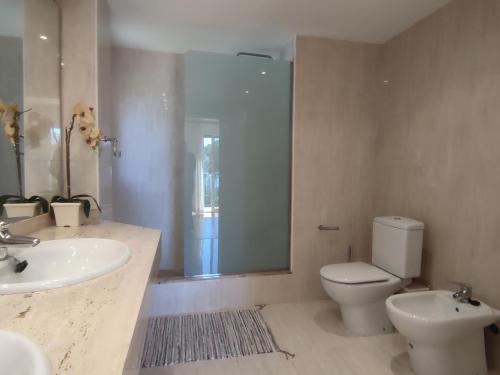 uma casa de banho com um WC, um lavatório e um espelho. em Casa Sant Feliu de Guíxols, 4 dormitorios, 7 personas - ES-209-80 em Sant Feliu de Guíxols