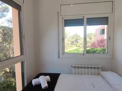 um quarto com uma cama e uma janela em Casa Sant Feliu de Guíxols, 4 dormitorios, 7 personas - ES-209-80 em Sant Feliu de Guixols
