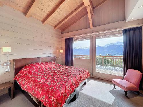 Schlafzimmer mit einem roten Bett und einem großen Fenster in der Unterkunft Chalet Combloux, 7 pièces, 12 personnes - FR-1-560-138 in Combloux