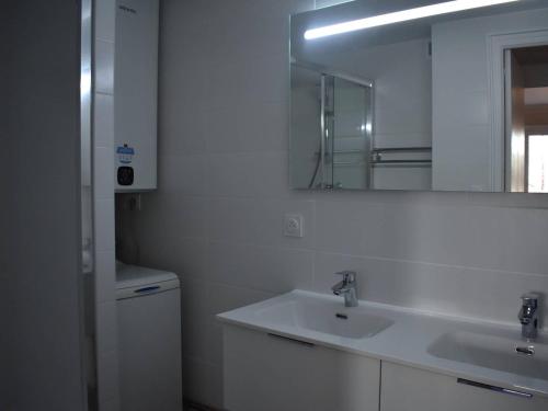 uma casa de banho branca com um lavatório e um espelho em Appartement Font-Romeu-Odeillo-Via, 3 pièces, 4 personnes - FR-1-580-112 em Font Romeu Odeillo Via