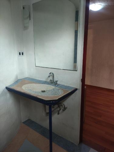 y baño con lavabo y espejo. en Habitaciones ampliación piloto, en Ciudad de México