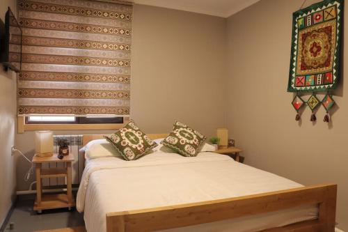 Un pat sau paturi într-o cameră la Salamat Hotel