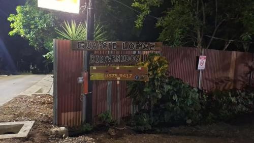 una señal en el costado de una valla en Guapote Lodge, en Tigra