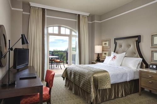 um quarto de hotel com uma cama, uma secretária e uma janela em The Algonquin Resort St. Andrews by-the-Sea, Autograph Collection em Saint Andrews