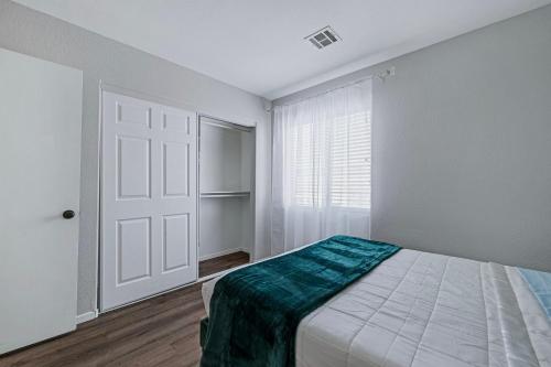 Ένα ή περισσότερα κρεβάτια σε δωμάτιο στο Modern Home in Las Vegas Near Strip with Pool and Jacuzzi