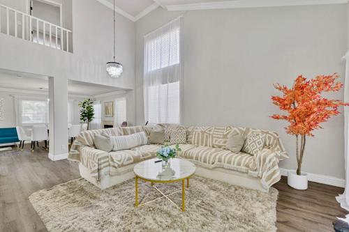 Χώρος καθιστικού στο Modern Home in Las Vegas Near Strip with Pool and Jacuzzi