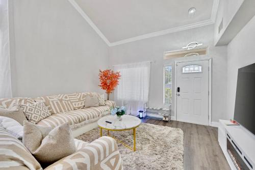 Μια τηλεόραση ή/και κέντρο ψυχαγωγίας στο Modern Home in Las Vegas Near Strip with Pool and Jacuzzi