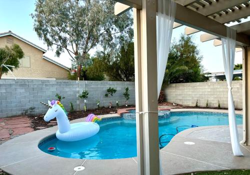 Πισίνα στο ή κοντά στο Modern Home in Las Vegas Near Strip with Pool and Jacuzzi