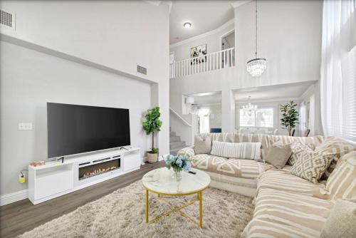 Μια τηλεόραση ή/και κέντρο ψυχαγωγίας στο Modern Home in Las Vegas Near Strip with Pool and Jacuzzi