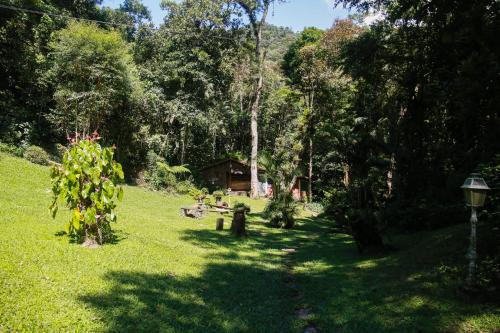 Jardín al aire libre en Chalé Shakti