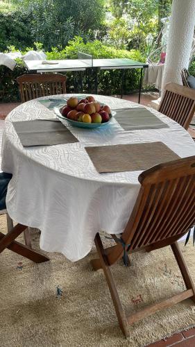 una mesa con un plato de fruta. en B&B Happy Days Breakfast, en Sirmione