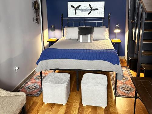 una camera da letto con un letto con due ottomane di Neptune's Cottage a Galveston