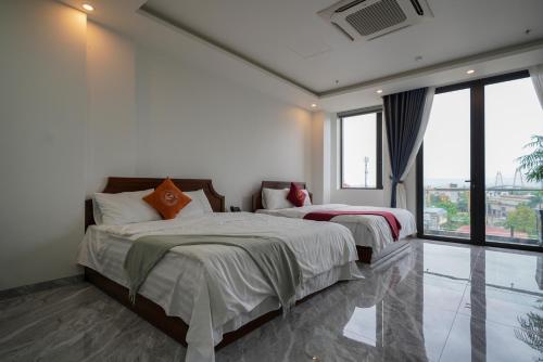 Un pat sau paturi într-o cameră la GOLDEN JOY HOTEL & APARTMENT