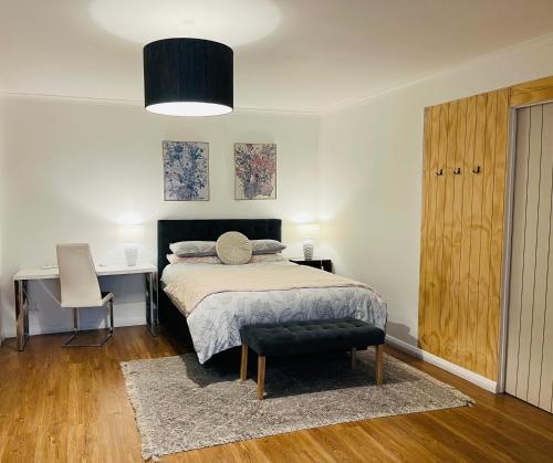 una camera con letto, scrivania e sedia di Lux Studio in Dunedin Central a Dunedin