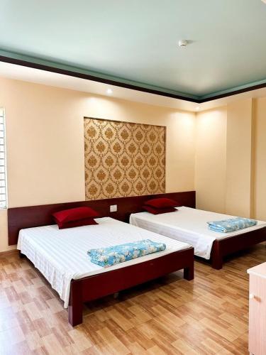 - 2 lits dans une chambre avec 2 lits dans l'établissement Kim Thành Hotel - 718 Trần Thái Tông, TP Lào Cai - by Bay Luxury, à Lào Cai
