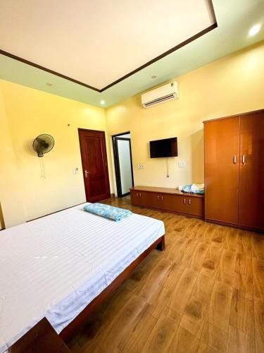 a bedroom with a large bed and a flat screen tv at Kim Thành Hotel - 718 Trần Thái Tông, TP Lào Cai - by Bay Luxury in Lao Cai