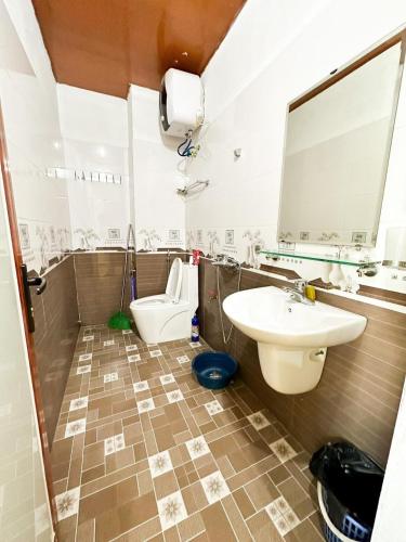 La salle de bains est pourvue d'un lavabo et de toilettes. dans l'établissement Kim Thành Hotel - 718 Trần Thái Tông, TP Lào Cai - by Bay Luxury, à Lào Cai