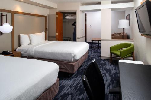 Letto o letti in una camera di Fairfield Inn & Suites Greensboro Wendover