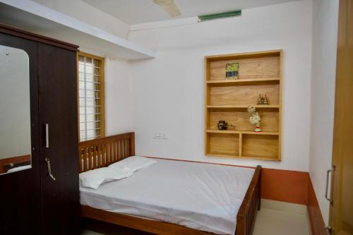 KOODu في فاغامون: غرفة نوم صغيرة بها سرير ونافذة