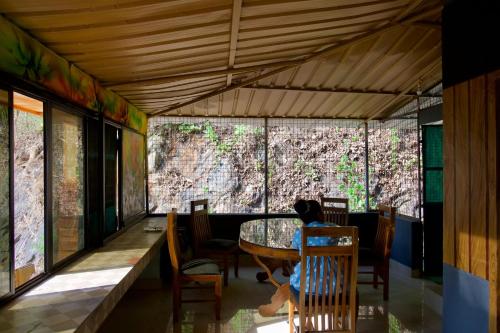 KOODu في فاغامون: طفل يجلس على طاولة في غرفة مع نوافذ