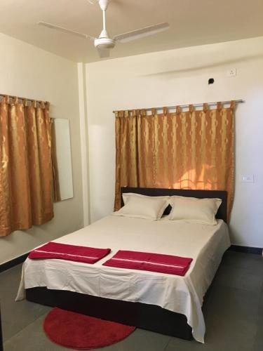 KīhīmにあるRed Velvet Villaのベッドルーム1室(赤い敷物付きの大型ベッド1台付)