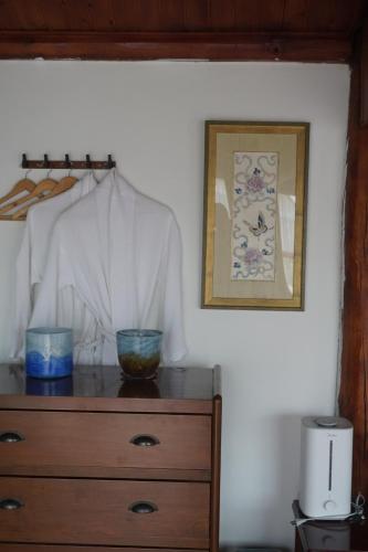 a dresser with two bowls on top of it at Jayden NAXI Healing Lodge臣安纳西疗愈小院 - Namaste in Lijiang
