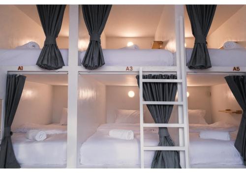 - un ensemble de lits superposés dans une chambre dans l'établissement Near Me hostel and bistro, à Koh Tao