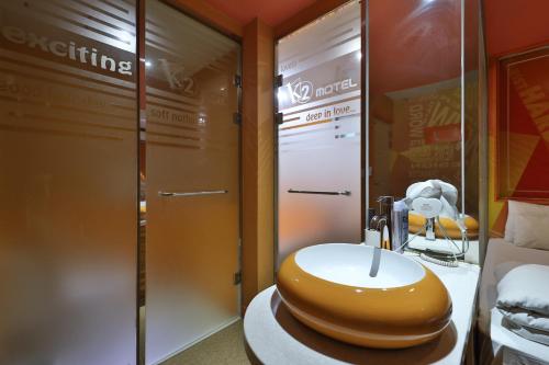 K2 Motel في بوسان: حمام مع حوض في الغرفة